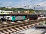 Die 186 234 abgestellt und die 38 1301 bei einer Rangierfahrt am 13.05.2017 im Passauer Hbf.