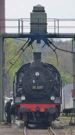 Die Dampflokomotive 38 2267 wird gewartet. (Eisenbahnmuseum Bochum, Mai 2017)
