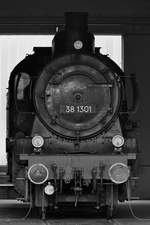 Die bei Borsig gebaute Dampflokomotive 38 1301 stammt aus dem Jahr 1911 und ist Teil der Ausstellung im Lokpark Ampflwang. (August 2020)