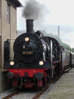 Die 38 2267 fhrt gerade mit einem Sonderzug in den Bahnhof des Eisenbahnmuseums Bochum Dahlhausen ein, und wird anschlieend mit der 01 1066 tauschen.
