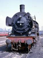 38 2242 Bw Tbingen 1968 - damals waren nur wenige Eisenbahnfreunde unterwegs und man hat langjhrige Kontakte gepflegt.