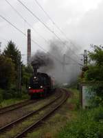 Kräftig schnauft die 38 2267 mit dem Pendelzug von Bochum Dahlhausen Richtung Essen durch Essen Horst.

Essen Horst 19.09.2015