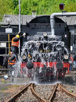 Voll, würde ich sagen. Die Dampflokomotive 38 2267 wird gerade mit frischem Wasser versorgt. (Eisenbahnmuseum Bochum, April 2024)