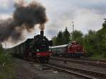 Die 38 1301 am 22.05.2010 bei der Ausfahrt mit einem Pendelzug aus Neuenmarkt-Wirsberg wehrend die V60 114 mit Rangierarbeiten beschftigt ist. 