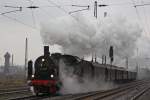 Die 38 2267 am 27.11.10 bei leichtem Schneefall und mit Sonderzug zum Aachener Weinachtsmarkt in Duisburg-Bissingheim