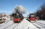 Die 38 1301 mit dem Advent Dampfzug von Freilassing nach Bad Reichenhall bei der Kreuzung mit 4023 003-9 im Bahnhof Hammerau. 19.12.10