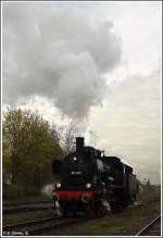 38 1301 musste am Roten Signal halten, da sie sowohl einen Alex als auch eine Vogtlandbahn passieren hat lassen. Nun zeigt sie was sie kannt und dreht ihre Regler wieder auf. (15.04.2011, Rgbg, Walhalla Str.)