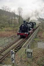 Beides wohl unwiederbringlich Geschichte: 38 205 auf der Chemnitztalbahn im Einsatz! Am 30.03.97 ist sie mit einem Sonderzug nach Colditz unterwegs - hier auf der Chemnitzbrcke vor der Einfahrt in den Diethensdorfer Tunnel.