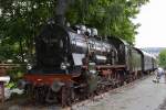 38 3199 (preuische P8) des Sddeutschen Eisenbahnmuseums Heilbronn, ausgestellt am 01.09.2012 auf dem Gelnde des Dampflokwerkes Meiningen, im Rahmen der hier stattfindenden XVIII. Dampfloktage. Diese Maschine wurde 1921 von den Linke-Hofmann-Werken in Breslau gebaut und bereits 1926 von der rumnischen CFR gekauft, wo sie unter der Bezeichnung 230.106. eingesetzt wurde. 1974 auer Dienst gestellt, haben Eisenbahnfreunde sie spter auf einem Schrottplatz wiederentdeckt. Nach schwierigen Verhandlungen konnte sie schlielich erworben und 1999 in Klausenburg betriebsfhig aufgearbeitet werden. Dabei entschied man sich, die Maschine im frhen Deutsche-Reichsbahn-Outfit zu gestalten. Seit 2002 kommt sie jetzt vor Nostalgie-Zgen zum Einsatz.