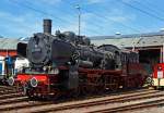 Zum Valentinstag eine meiner Lieblinge:
Die 38 1772, ex 038 772-0 , ex P 8  Knigsberg 2459  im Sdwestflische Eisenbahnmuseum in Siegen am 18.08.2012 beim Lokschuppenfest. 
Diese war die letzte P8 der Deutschen Bundesbahn. Offiziell am 5. 12. 1974 abgestellt, war 38 1772  (seit 1968 mit der Computernummer 038 772-0 versehen) noch bis zum 13. Februar 1975 fr Abschiedsfahrten im Einsatz. 
Die Lok wurde 1915 von Schichau Werke (Elbing) unter der Fabriknummer 2275  gebaut und legte sie bis zu ihrer Ausmusterung 3.719.271 Kilometer zurck.