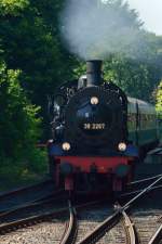 Hier kommt die 38 2267 mit drei alten Schnellzugwagen am Haken und Nachschub durch eine 212 in Mettmann Stadtwald ein. 23.8.2015