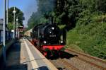 Klassisches Dampflokbild, auf Bergfahrt nach Mettmann ist hier die 38 2267 bei der Durchfahrt in Erkrath Nord zu sehen. Zahlreiche Fotografen fanden sich für Aufnahmen entlang der Strecke ein. 