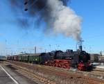 Schnell wird die schwarze Rauchsäule weiß. 38 2267 bei der Anfahrt mit dem Sonderzug nach Marl-Sinsen in Oberhausen.

Oberhausen 29.08.2015