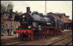 381182 rollt im Bahnhof Arnstadt am 6.5.1993 um 14.30 Uhr vor den Personenzug nach Ilmenau.