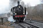 Am 05.02.2017 verlässt 38 2267 mit einem Sonderzug nach Winterberg nach dem  Wasserfassen  den Bahnhof Arnsberg.  