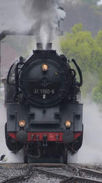 Die Dampflokomotive 41 1150-6  spuckt  Dampf und Wasser.