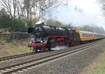 Die 41.1144 der IGE Werrabahn Eisenach beförderte einen Sonderzug von Coswig nach Radeberg zum Dampfloktreffen Dresden 2026, hier in voller Fahrt im Langebrücker Einschnitt.