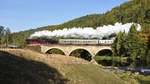 Elstertalexpress am 29.09.2018 auf der Elsterbrücke in Rothenthal.