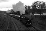 Historisches Eisenbahnwochenende Benndorf–Staßfurt

Schon im Halbdunkeln verlässt 41 1231-4 (041 231-2) auf ihrer letzten Pendelfahrt nach Staßfurt den Bahnhof Hettstedt. Da sie am Vormittag kurzzeitig aus dem Verkehr gezogen werden musste, hatten sich alle weiteren Fahrten – so auch diese – erheblich verspätet.
Das Bild entstand von der Brücke am Bahnberg.

🧰 Eisenbahnfreunde Traditionsbahnbetriebswerk Staßfurt e.V. (EFSFT)
🚂 Zug 34916 Klostermansfeld–Staßfurt [+25]
🕓 1.10.2022 | 18:35 Uhr