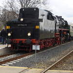 Tender voraus wartet 41 1144-9 in Bieniów (deutsch Benau, niedersorbisch Bjenow) 
Zugkreuzung mit einem TW der KD aus Zary.
16.03.2024  12:51 Uhr.