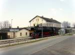 Der Sonderzug des SEM Chemnitz bei der Durchfahrt durch den Bahnhof Schneck, am Ostersonntag 2009. Offizielles Fahrtziel war der Ferienpark Schneck mit eigenem Haltepunkt.