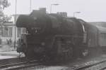 41 1185-2 des Bw Gsten steht am xx.07.1985 mit dem P3226 Erfurt - Magdeburg im Bf Sangerhausen