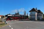  Rotkppchenexpress  2012, nachdem die Fahrgste in Freyburg/Unst.den Zug verlassen hatten, fuhr dieser weiter zur Abstellung nach Karsdorf. Hier passiert er das Stellwerk in Laucha/Unst., 30.09.2012.