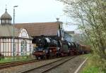 41 1150-6 und 41 1144-9 mit DGz 91679 am 10.04.2014 kurz vor dem Bahnhof Bad Salzungen, im Hintergrund die Kuranlagen