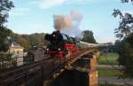 41 1144-9 zieht am 03.10.2015 den Elstertalexpress von Gera Hbf. nach Eger. Diese Aufnahme entstand auf der Eisenbahnbrücke in Gera-Liebschütz die in naher Zukunft zur Eisenbahngeschichte im Elstertal gehören wird.