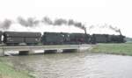 042 364 + 043 094 mit Erzzug   Betonbrücke ü.kl.Fluß