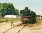 Im Juli 1995 kam die Lbecker Dampflok 042 271 mit einem Sonderzug nach Putbus.Hier passierte die Lok den von mir geschlossenen Bahnbergang wo ich an Tag Dienst hatte um dann bis zur ihrer Rckfahrt