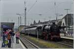 - Bahnhofsambiente - Gro und Klein lassen sich am 25.06.2011 von dem miesen Wetter nicht abschrecken und zeigen groes Interesse an der Dampflok 41 360, als sie mit ihrem Sonderzug den Hauptbahnhof