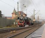 Dieser Dampfsonderzug von Gttingen nach Leipzig htte eigentlich schon lngst weiter sein sollen. Des Fahrgastes Pech ist des Fotografen Glck und so konnte ich ebenfalls unerwarteter weise auch diesen Zug mit 41 096 in Friedland(HAN) ablichten. Der Zug musste mit samt Fahrgsten geduldig in Friedland das ganze Castor-Spektakel abwarten und konnte dann seine Fahrt mit gut +180 Minuten fortsetzen. Spter sollte die Fahrt Aufgrund eins Lagerschadens in Leinefelde enden. Das Ziel Leipzig wurde nie erreicht. Aufgenommen am 26.11.2011.