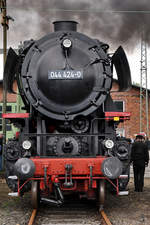 Die Dampflokomotive 044 424-0 im Bahnbetriebswerk Altenbeken, wieder unter Dampf könnte man fast meinen.