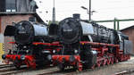 Die Dampflokomotiven 043 681-6 & 044 424-0 sind hier Seite an Seite auf dem Gelände des Bahnbetriebswerkes Altenbeken zu sehen.