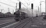 Ankunft des Sonderzuges von Gelsenkirchen-Bismarck nach Emmerich, mit DB 044 216-0, in Emmerich, am 21.05.1977, ca 16.50u. Die Dampflok (ex 44 1212) fuhr anschliessend Lz in die Niederlande, wo Sie noch einige Jahre als Denkmalslok verblieb. Rechts sieht Man noch NS 1146, vermutlich von IC-2327. Scan (Bild 91049, Kodak Tri-Xpan).