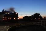 Am Abend des 18.10.2025 stehen die 95 0009 und die 44 2225 im Bw in Sonneberg nebeneinander und präsentieren sich den anwesenden Fotografen.