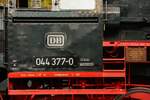 044 377-0 DB Schild im Eisenbahnmuseum Bochum Dahlhausen, Oktober 2025.