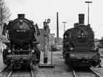 Im Bild die Güterzugdampflokomotiven 044 377-0 (Baujahr 1943) und 055 345-3 (Baujahr 1015) Seite an Seite. (Eisenbahnmuseum Bochum, April 2026)