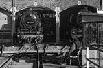 44 2398 und 50 3698 Rundlokschuppen Chemnitz-Hilbersdorf - Nicht wie angeschrieben muss es sich um 44 1338 handeln, die Lokomotive wurde im Sommer 1942 in Dienst gestellt - Bei 50 3698 muss es sich um 50 3648 handeln. Sie war die einzig betriebsf�hige Dampflokomotive des S�chsischen Eisenbahnmuseum. Aktuell ist bei der Lokomotive eine Hauptuntersuchung f�llig. Chemnitz-Hilbersdorf, 12.03.2022