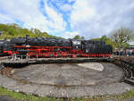 Passt gerade mal so auf die Drehscheibe des Eisenbahnmuseums in Bochum, die 1943 bei Krupp gebaute G�terzugdampflokomotiven 044 377-0. (April 2026)