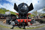 Passt gerade mal so auf die Drehscheibe des Eisenbahnmuseums in Bochum, die 1943 bei Krupp gebaute G�terzugdampflokomotiven 044 377-0. (April 2026)