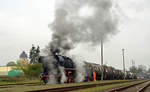 44 1486 wird an den für die Scheinanfahrten am 07.05.17 genutzten Kesselwagenzug herangefahren.