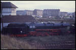Mit vollem Kohletender stand am 21.11.1990 die 442397 kalt auf einem Abstellgleis am Stellwerk im Bahnhof Nordhausen.