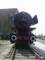 Die 43 903-4 steht als Denkmal auf dem Bahnhofsvorplatz in Emden. Aufgenommen am 25.5.2007.