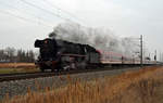 44 1486 führte am 15.12.18 einen Sonderzug nach Leipzig, welchen sie in Magdeburg von der am Zugschluss mitlaufenden 145 088 übernommen hatte. Hier rollt sie durch Braschwitz Richtung Halle(S).