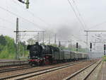 44 1486-8 (Schneider 4728, Bj. 1943) der Eisenbahnfreunde Staßfurt bei der Durchfahrt durch den Bahnhof Berlin Flughafen Schönefeld in Richtung Berlin Schöneweide am 27. April 2019.