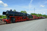 Die 1940 gebaute Dampflokomotive 44 276 war im Deutschen Dampflokomotiv-Museum Neuenmarkt-Wirsberg stilecht vor einem Güterzug gespannt.