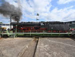 Die Dampflokomotive 44 1486-8 auf der Drehscheibe im Bahnbetriebswerk Altenbeken. (Juli 2019)