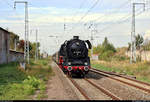 44 1486-8 der Eisenbahnfreunde Traditionsbahnbetriebswerk Staßfurt e.V. und 229 181-3 (119 181-6) der Cargo Logistik Rail Service GmbH als verspäteter Sonderzug von Magdeburg Hbf nach Freyburg(Unstrut) über Sangerhausen anlässlich des jährlichen Winzerfests erreichen den Bahnhof Teutschenthal auf der Bahnstrecke Halle–Hann. Münden (KBS 590).
Aufgenommen am Ende des Bahnsteigs 1.
[7.9.2019 | 11:25 Uhr]